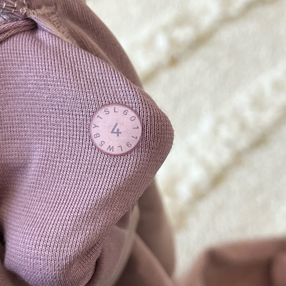 EUC Lululemon size 4 LUXTREME leggings, dusty pink - Picture 4 of 4